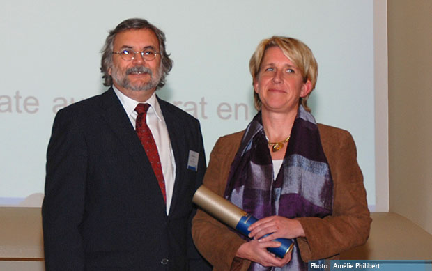 Gérard Boismenu (à gauche) remet le prix d’excellence en enseignement à Anja Geitmann (à droite)